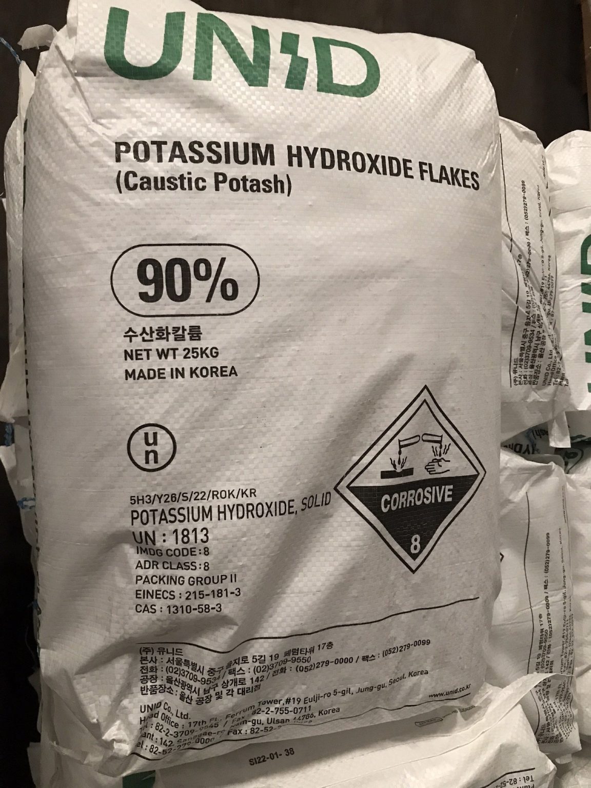 Potassium Hydroxide Flakes Caustic Potash KOH 90 25kg bao Hàn Quốc